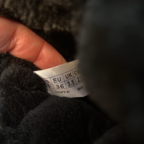 Great condition, women’s size 6 faux fur insulated waterproof boots - Picture 2 of 5